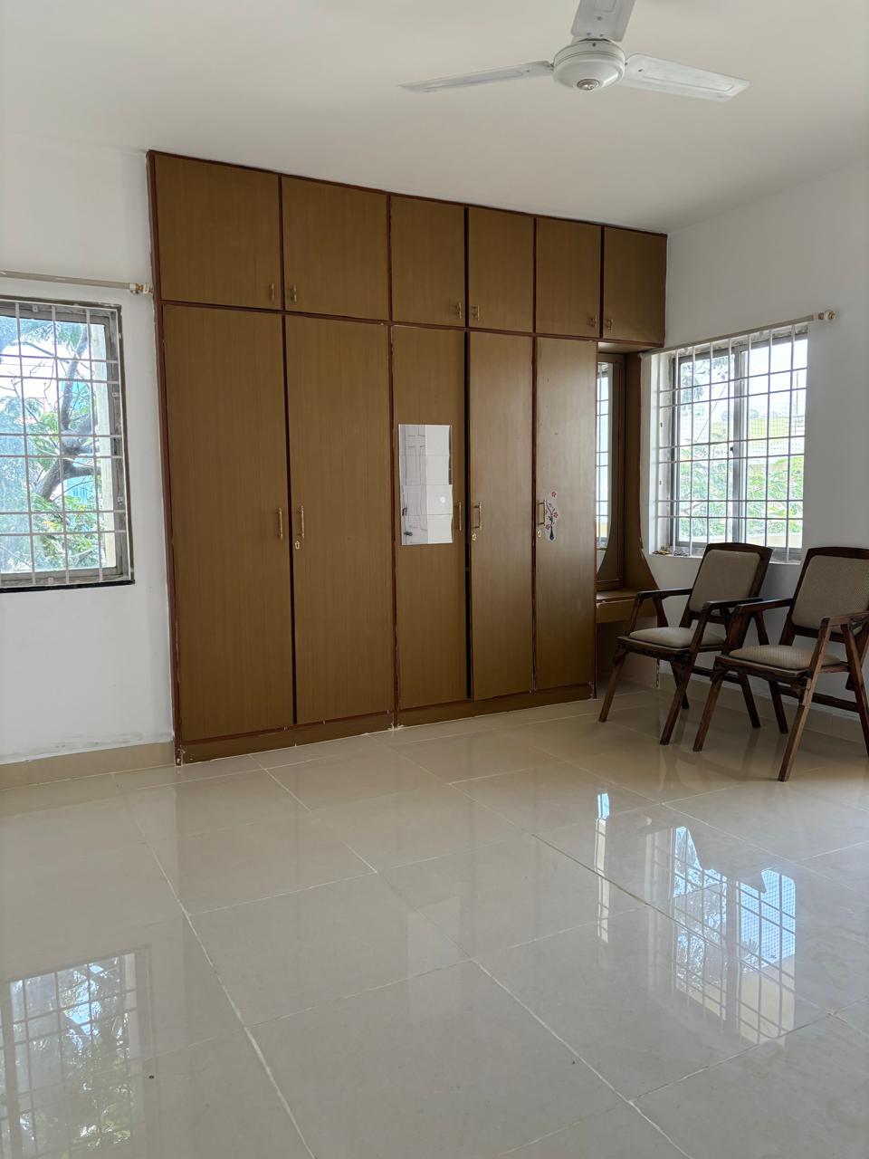 Murugeshpalya, Spacious 2BHK, Port View Apartment, Prime Location - Image 2