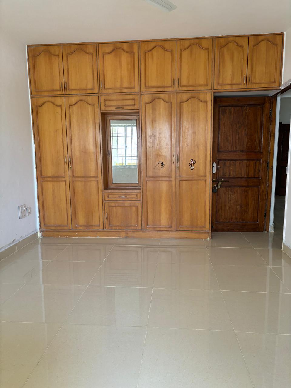 Murugeshpalya, Spacious 2BHK, Port View Apartment, Prime Location - Image 3