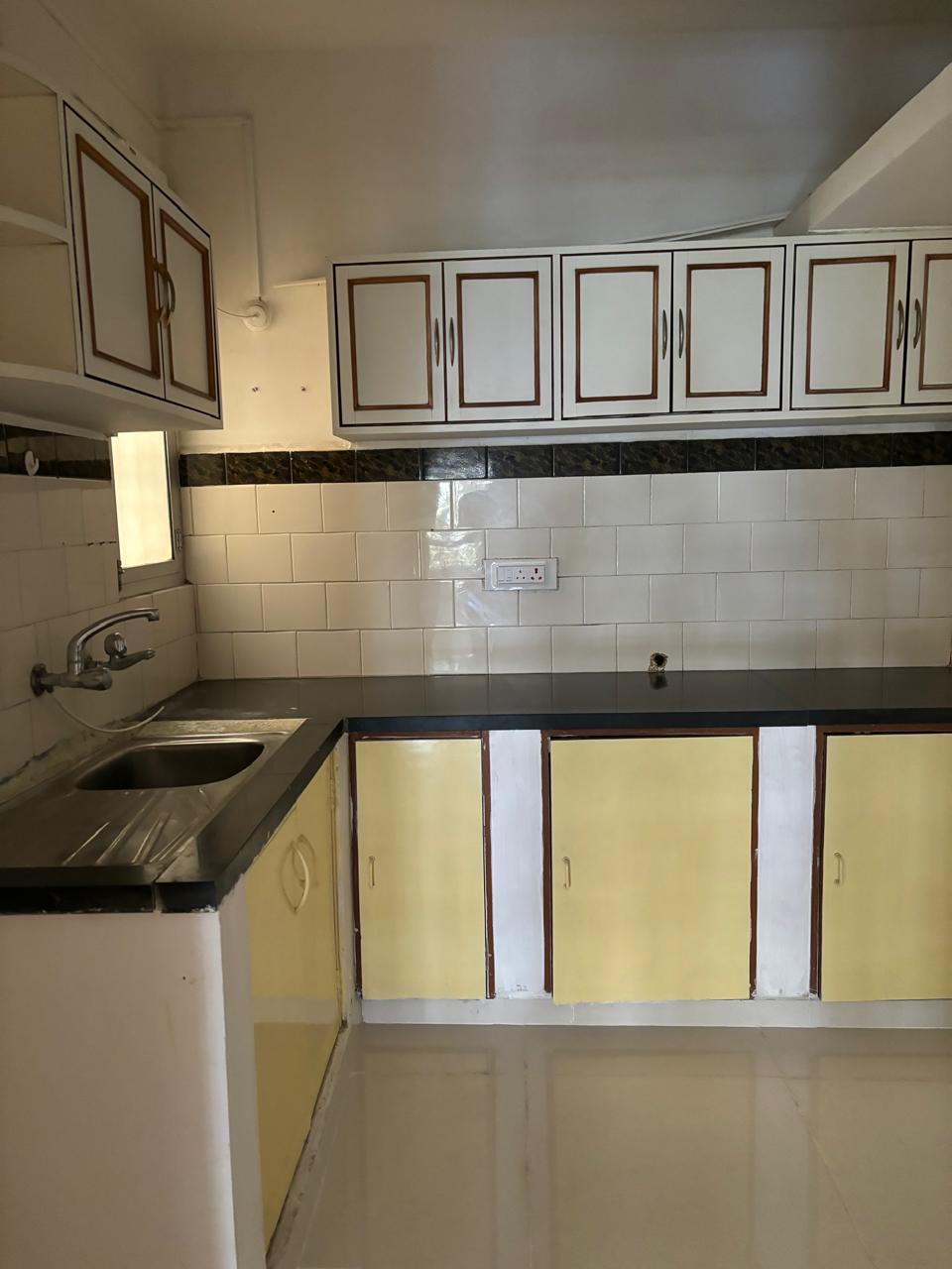 Murugeshpalya, Spacious 2BHK, Port View Apartment, Prime Location - Image 5