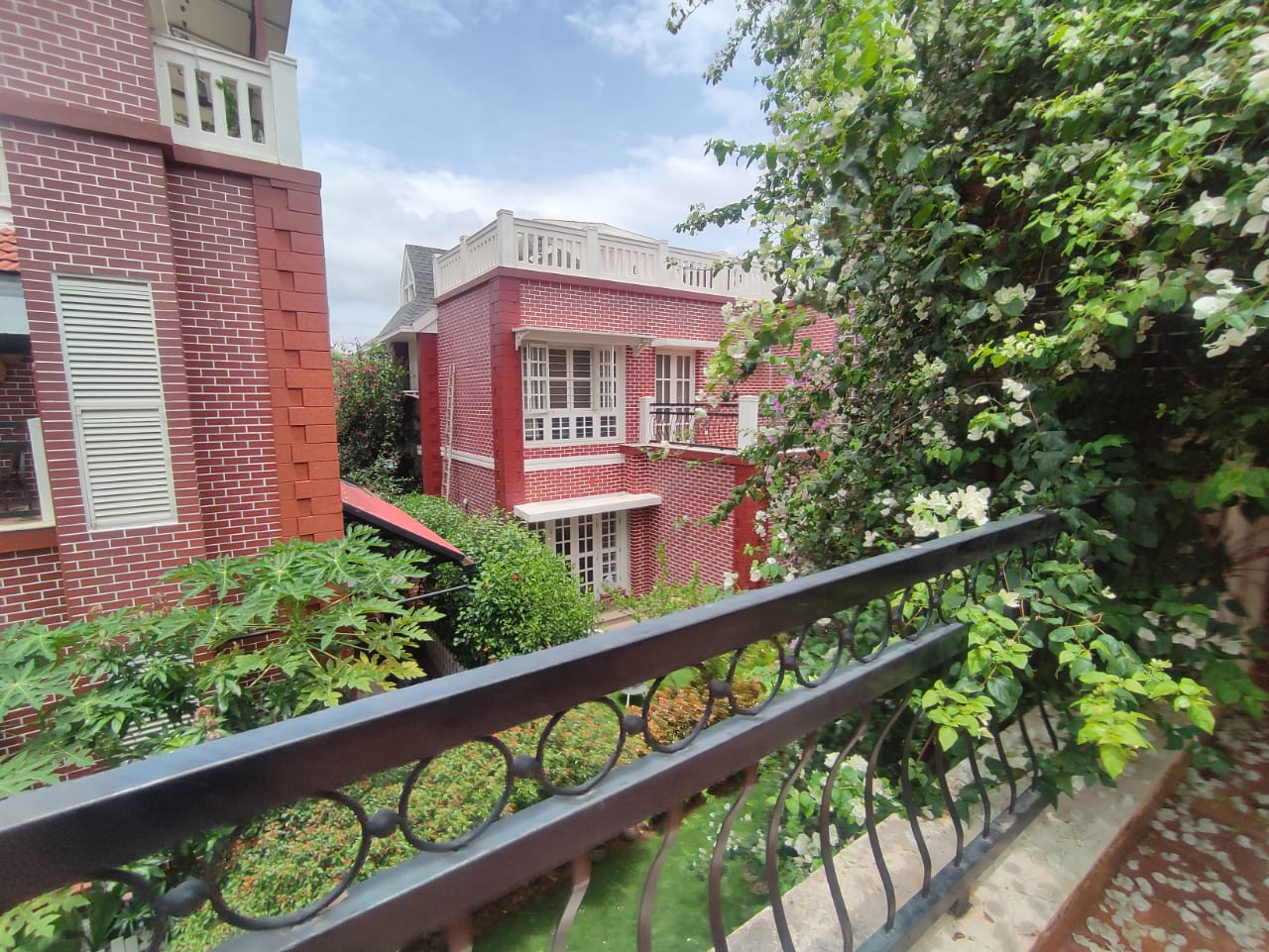 Spacious 4 BHK Rental Property in Prestige Lakeside Habitat, Whitefield | 5 Baths, 4033 sqft - Image 9