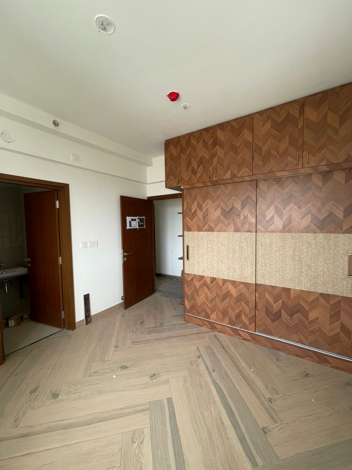 Spacious 4BHK Luxury Apartment for Rent in Prestige Fairfield - Image 9