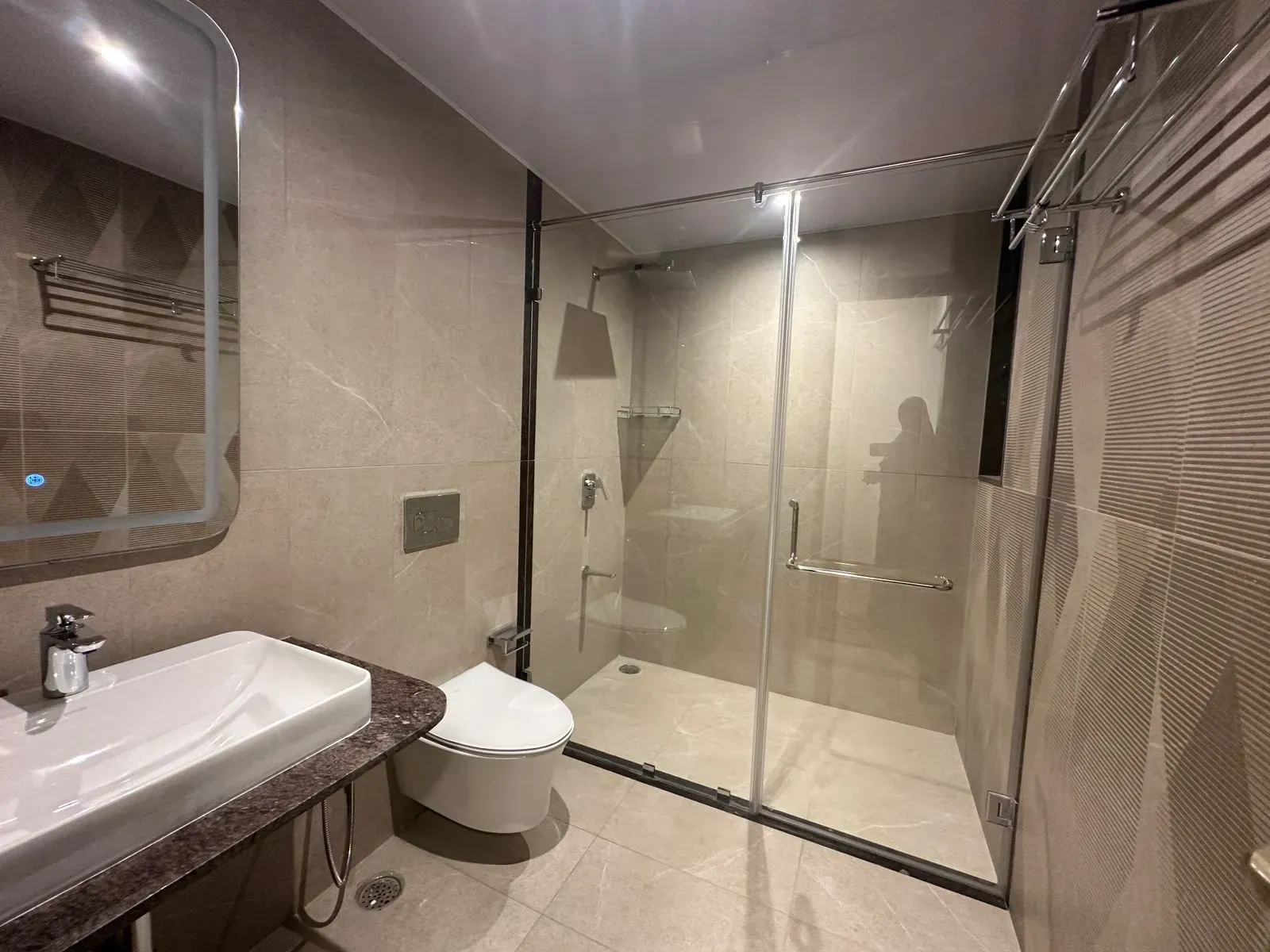 Available 3bhk furnished flat in Vaishnavi Premier - Image 5