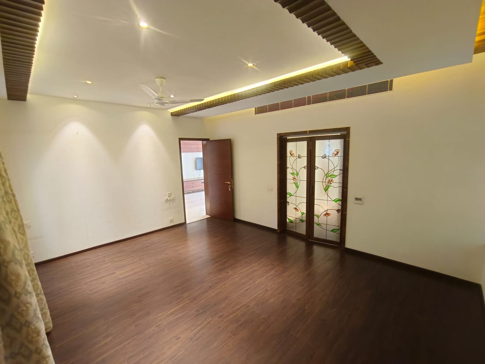 SPACIOUS MODERN CLASSY VILLA IN GATED COMMUNITY FOR IMMEDIATE RESALE - Image 2