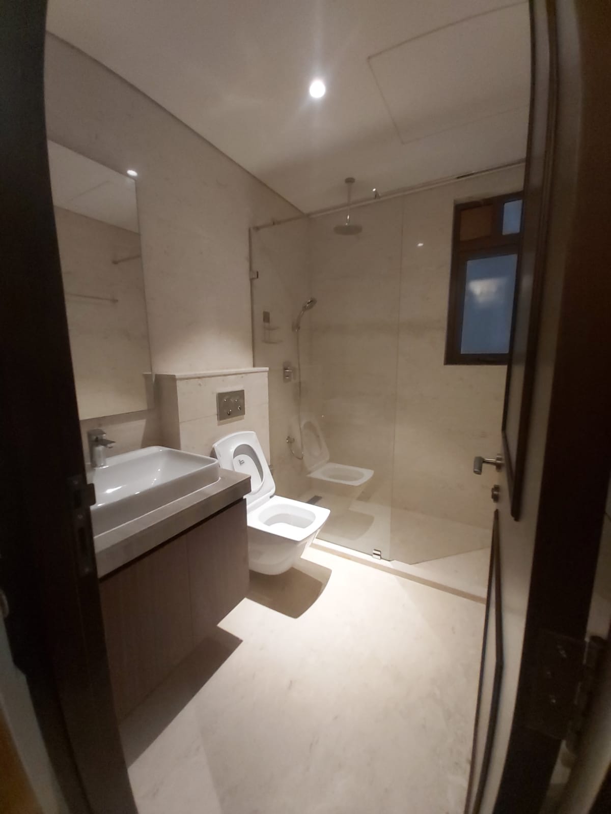 POSH CLASSY FULLY FURNISHED APARTMENT AT LEELA RESIDENCES - Image 6