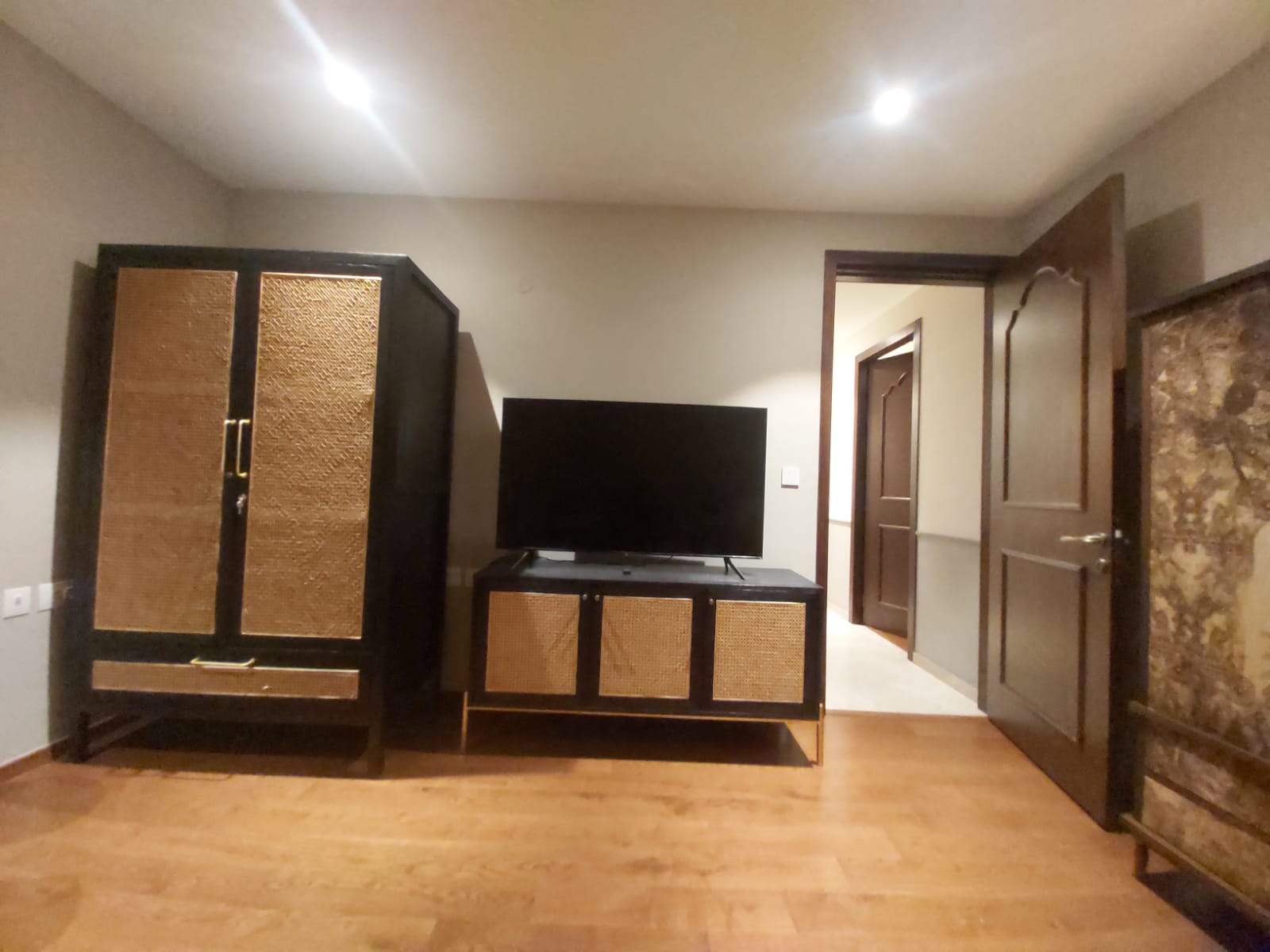 POSH CLASSY FULLY FURNISHED APARTMENT AT LEELA RESIDENCES - Image 7