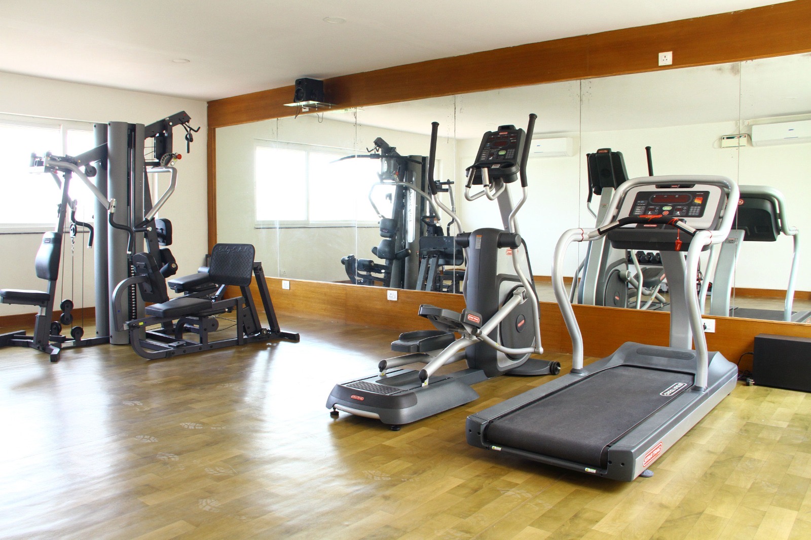 Semi Furnished 4BHK 4 bedrooms 4 bathrooms 4 Balcony in Vasanth nagar OFF Palace Road - Image 4