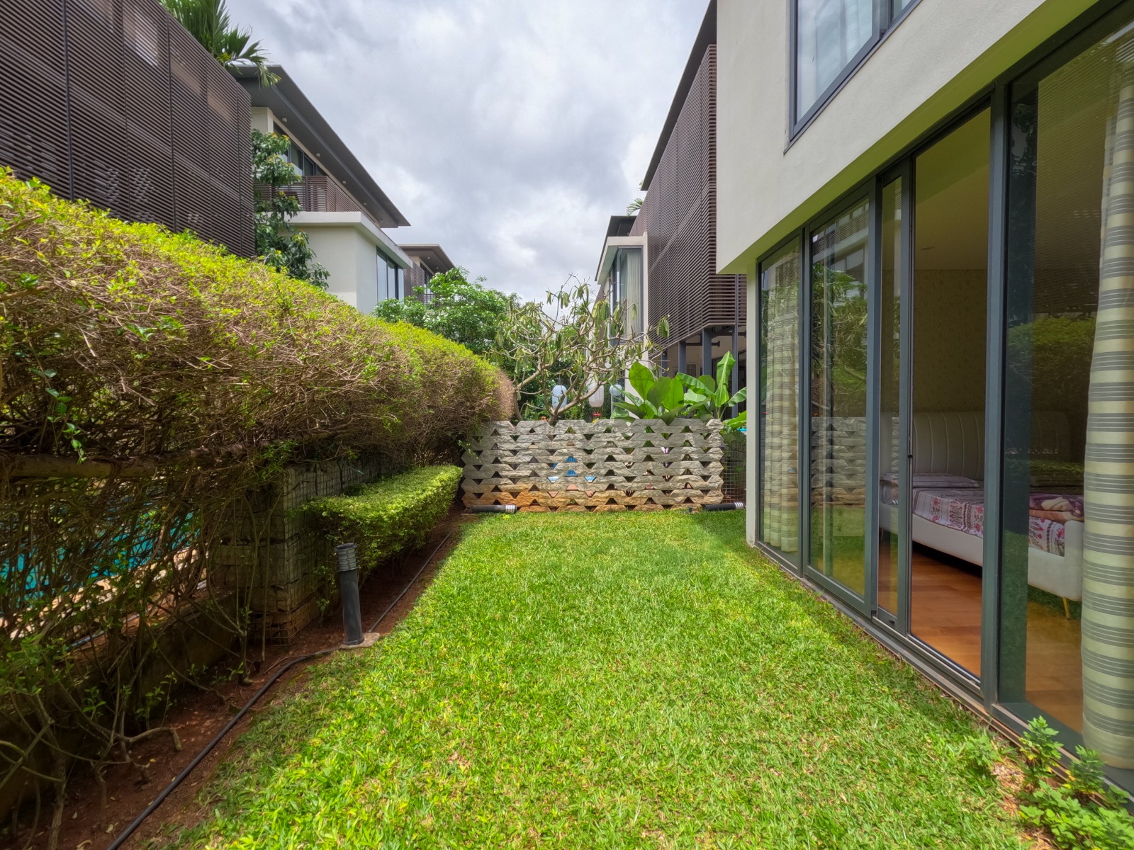 Yelahanka Luxury Villa, 4 Bhk Embassy Boulevard: A Grand Residence - Image 6