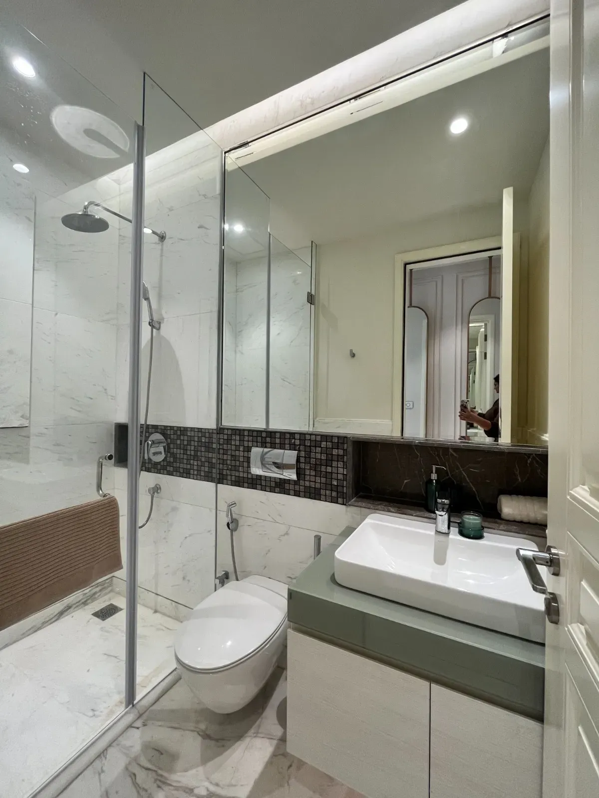 Fully Furnished 2BHK Apartment for Rent at Leela Residences Bhartiya City - Image 4