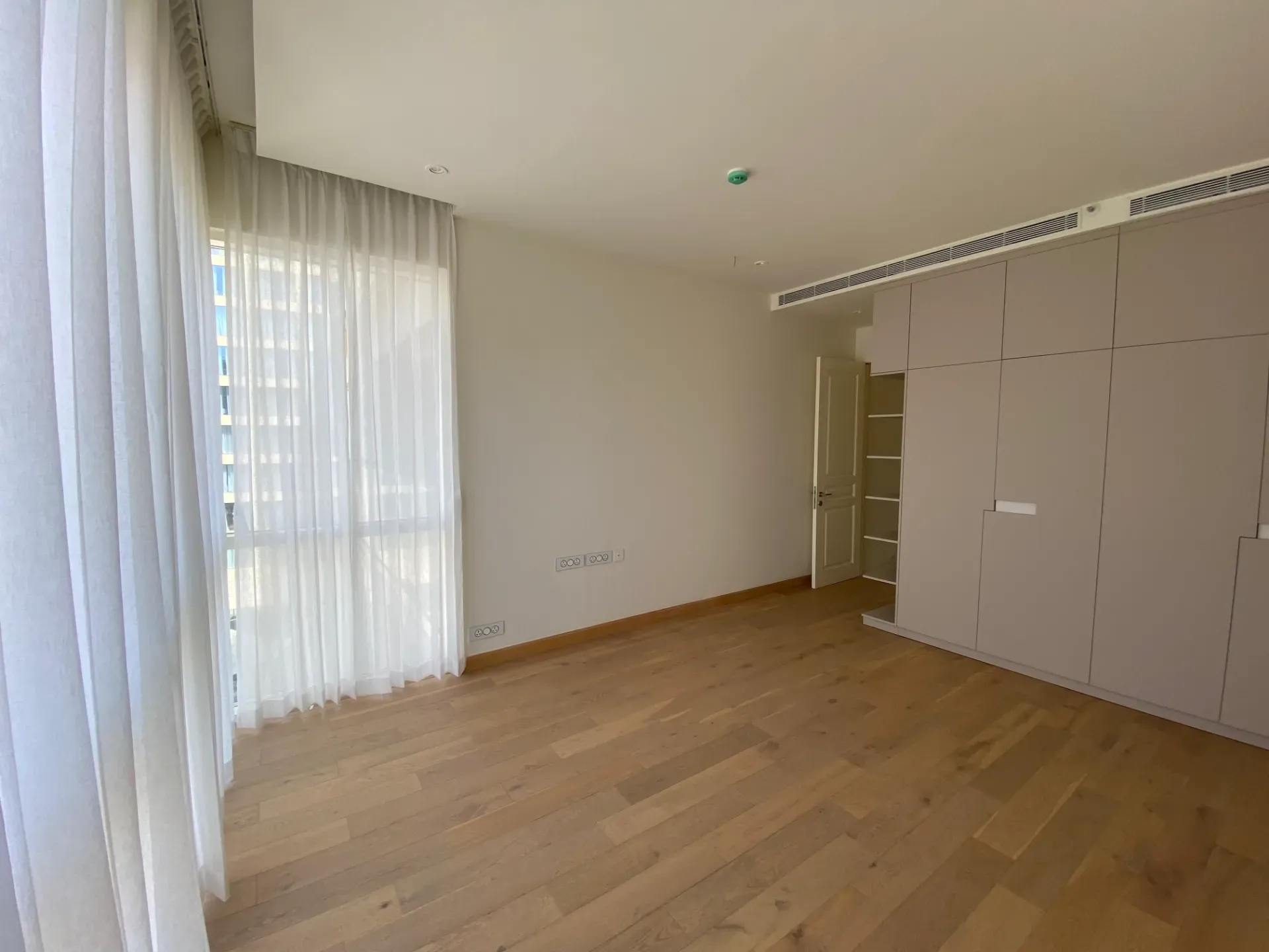 Leela Residences, Bharatiya City Luxury 4BHK for Rent - Image 4