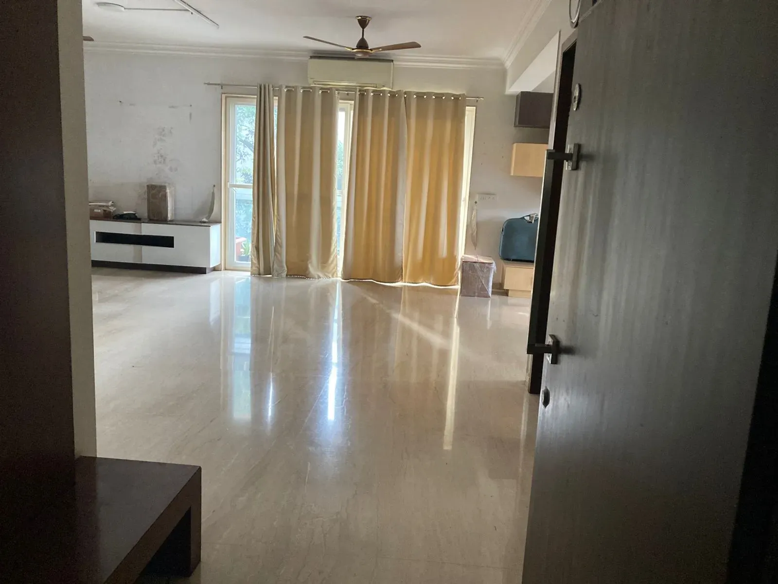 Spacious 3BHK Apartment for Sale at Cunningham Road - Image 3