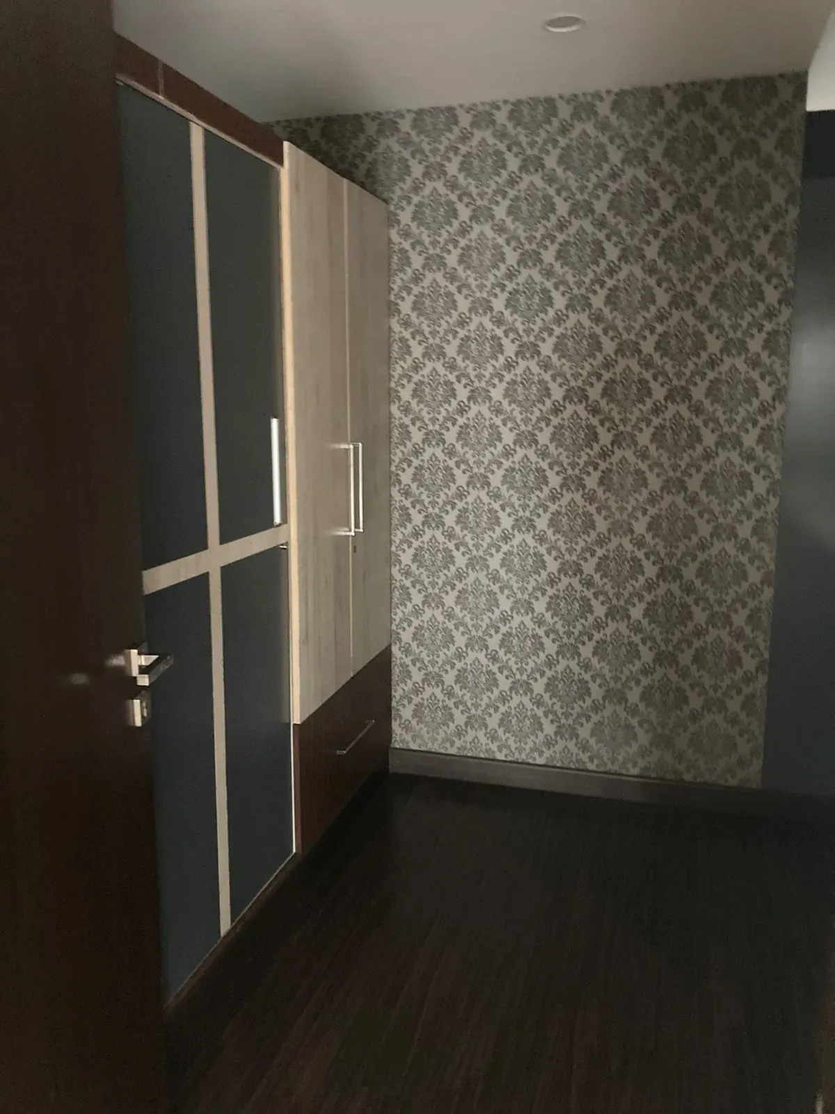 Spacious 3BHK Apartment for Sale at Cunningham Road - Image 5