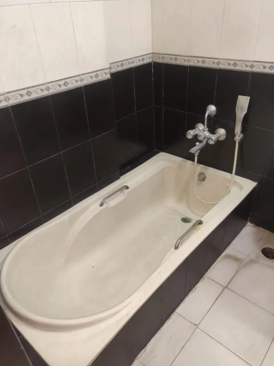Richmond Town | 3 BHK Semi-Furnished Apartment | 2,100 Sq. Ft. @ ₹90,000/Mth 2