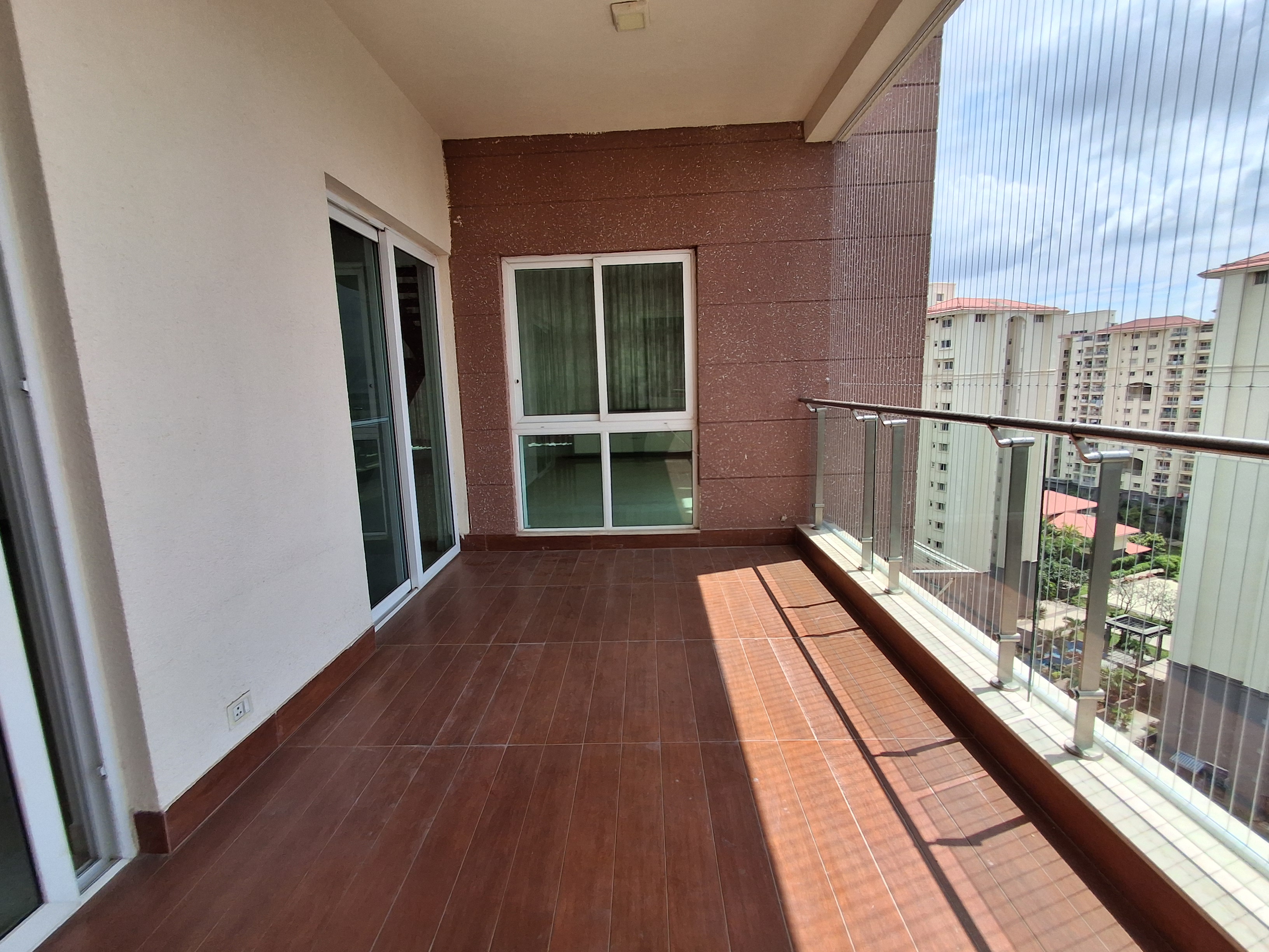 LUXURY 4BHK DUPLEX FLAT FOR RENT- RMZ LATITUDE Hebbal  - Image 9