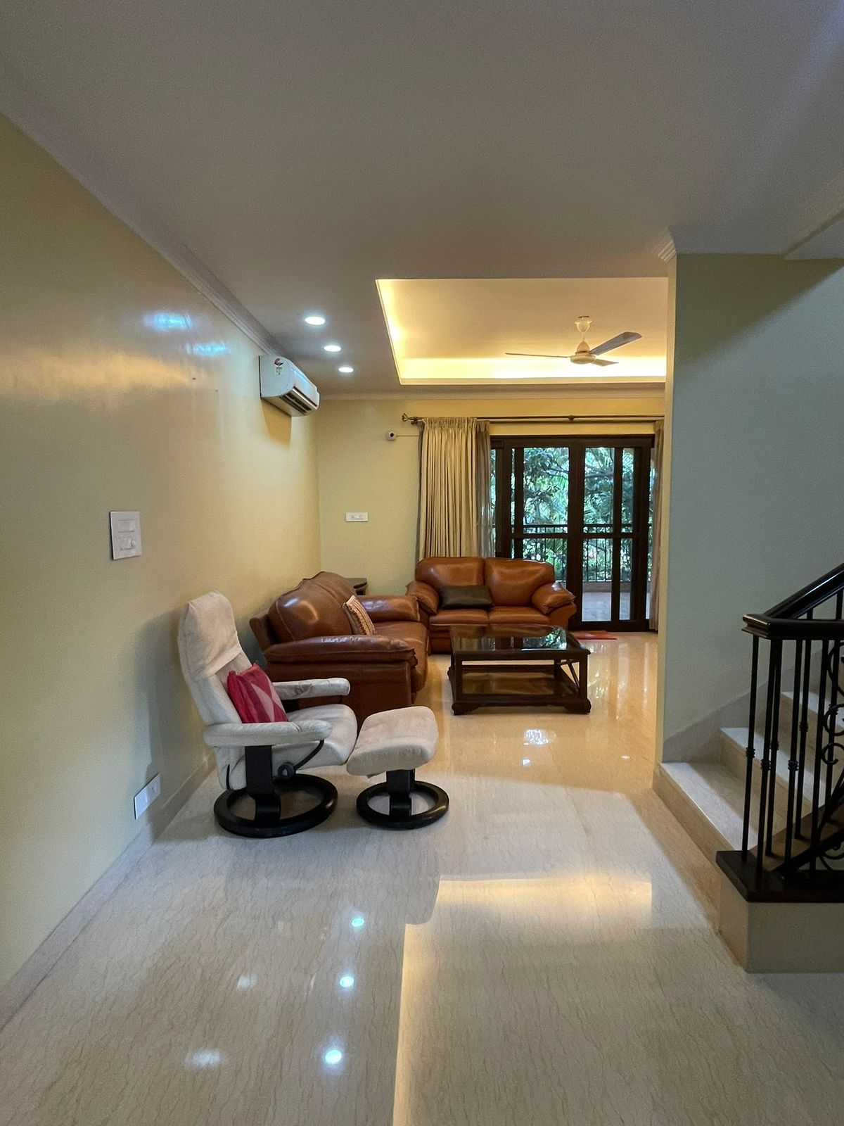 Expansive Residential Plot with Grand Independent House in Manyata Residency - Image 3