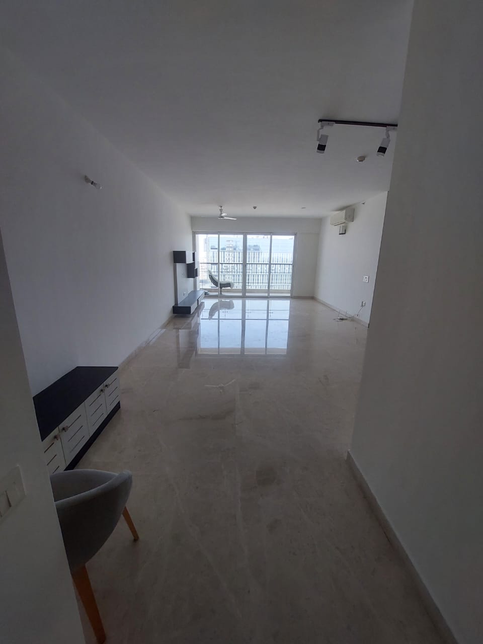 Exquisite High-Floor Residence in Karle Zenith with Panoramic City Views - Image 2