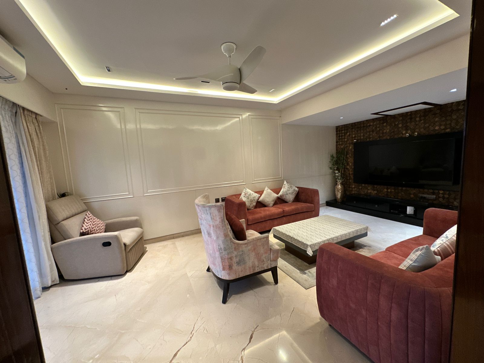 Spacious 4BHK in RT Nagar with Pool View - Image 2