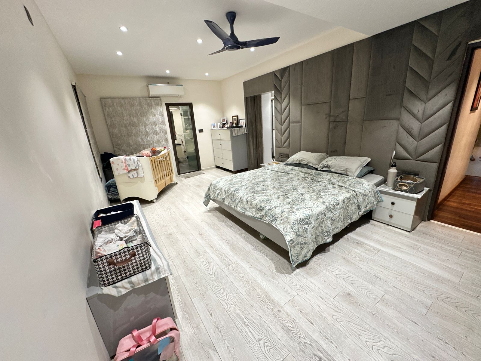 Spacious 4BHK in RT Nagar with Pool View - Image 6